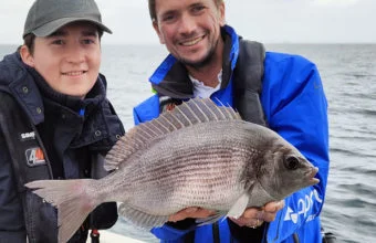 Pêche d'une magnifique dorade grise de 44 cm