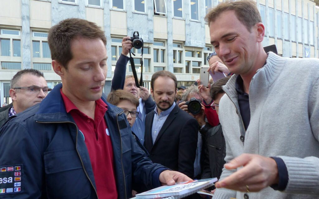 Livres de pêche de Guillaume Fourrier remis à Thomas Pesquet