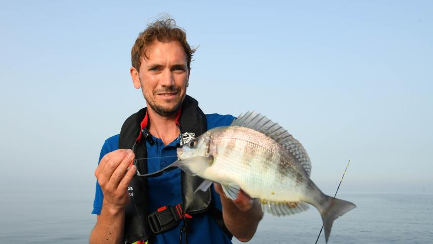 Guillaume Fourrier avec une dorade grise, photo de Stéphanie PERON, Paris Normandie