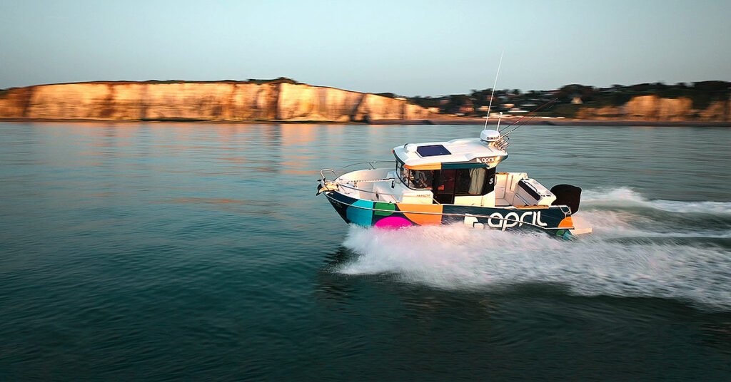 Bateau hi-tech entièrement équipé pour la pêche en mer