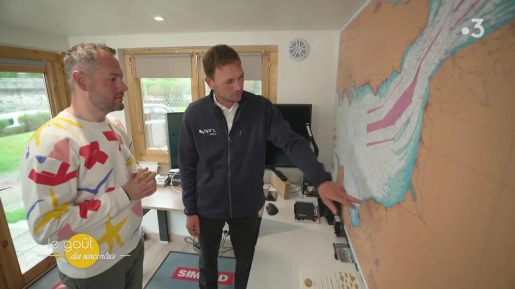 Guillaume présente le programme de pêche sur la carte marine