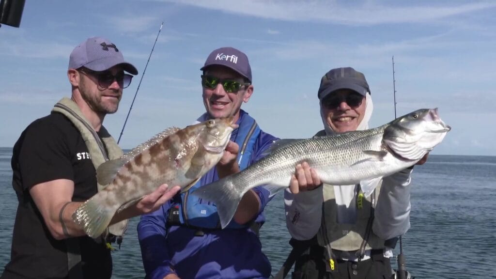 Les clients de Guillaume enchainent les poissons grâce aux conseils techniques prodigués par le guide